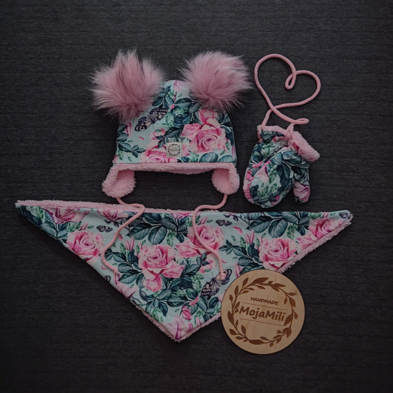 Zestaw zimowy dla dzieci - czapka z różowymi pomponami, chusta i rękawiczki w kwiatowy wzór