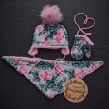Zestaw zimowy dla dzieci - czapka z różowymi pomponami, chusta i rękawiczki w kwiatowy wzór